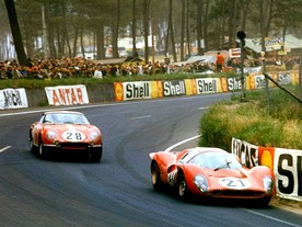 Ferrari 330 P4 (SpA Ferrari SEFAC) Scarfiotti/Parkes (2.) a Ferrari 275 GTB Sc. Filipinetti (vítěz GT)