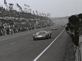 Ferrari 330 P4 (SpA Ferrari SEFAC) Scarfiotti/Parkes (2.)