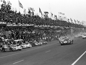 Start - ve stojících vozech si jezdci zapínají bezpečnostní pásy