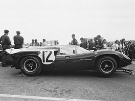 Lola-Aston Martin T70 Mk.III (Lola Cars/Team Surtees) deKlerk/Irwin
