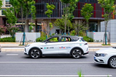 Baidu driverless-taxi-on-street.jpg