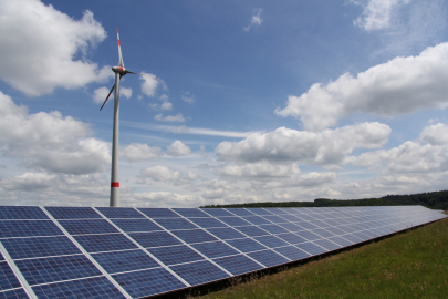 energie-solar-wind-anlage.jpg