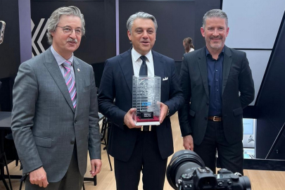 Cenu The Future is Here převzal generální ředitel skupiny Renault Luca de Meo