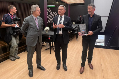 Cenu The Future is Here převzal generální ředitel skupiny Renault Luca de Meo