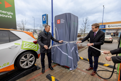 Místopředseda představenstva ČEZ Pavel Cyrani a ministr dopravy Martin Kupka