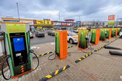 Dobíjecí stanice ČEZ u OC Letňany