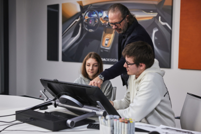 Studenti ve Škoda Designu s šéfdesignérem Oliverem Stefanim
