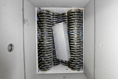 Recyklace akumulátorů VW v Salzgitteru - drcení modulů