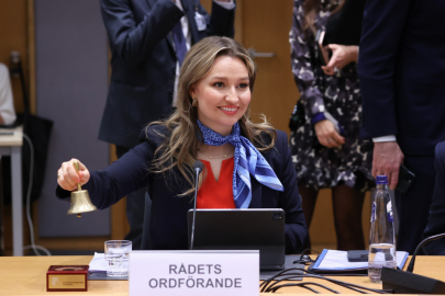 Předsedající švédská ministryně energetiky, obchodu a průmyslu Ebba Buschová zvoní definitivní umíráček pro spalovací motory