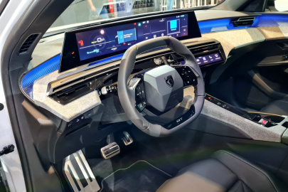 Peugeot E-3008