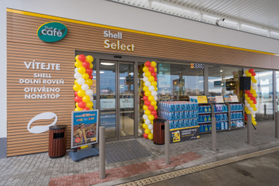 Shell na dálnici D35 u obce Dolní Roveň