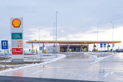 Shell na dálnici D35 u obce Dolní Roveň