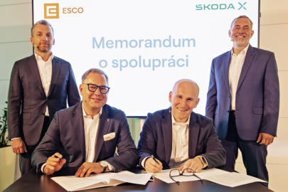Podpis memoranda: Kamil Čermák (ČEZ ESCO) a Jaroslav Pelant (Škoda X), Pavel Cyrani (ČEZ) a Martin Jahn (Škoda Auto)