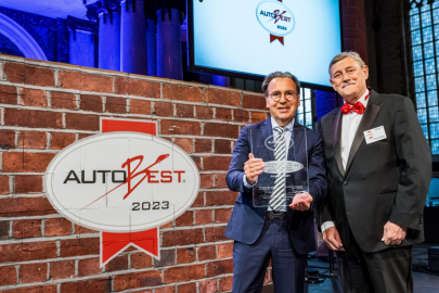 Arnaud Belloni, globální marketingový ředitel společnosti Renault, převzal ocenění SmartBest 2023