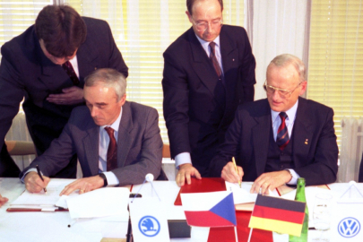 28. března 1991 podepsal český ministr obchodu Jan Vrba s předsedou představenstva Volkswagen Group Carlem Horstem Hahnem smlouvu o vytvoření společného podniku s automobilkou Škoda