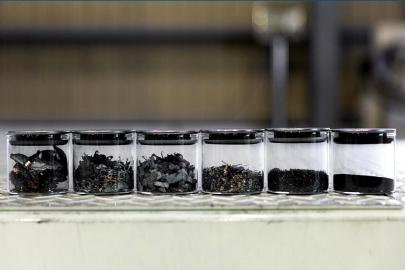 Černé látky vznikly speciální recyklací akumulátorů z moderních hybridních a elektrických automobilů