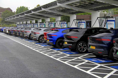 Jaguary I Pace v nabíjecím hubu v Gaydonu