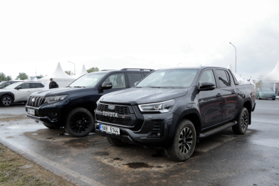 Toyoty LandCruiser a Hilux pro testy v terénu