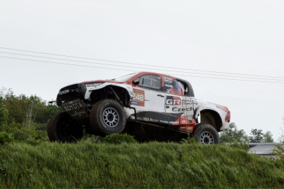 Tomáš Ouředníček s Toyotou Hilux T1  v akci