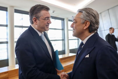 Apóstolos Tzitzikóstas a Luca de Meo