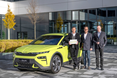 Šéf Škody Auto Klaus Zellmer osobně převzal ocenění Německé auto roku pro Škodu Elroq