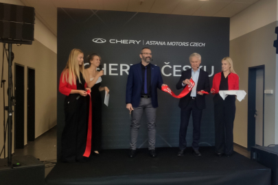 Pásku při slavnostním otevření reprezentativní prodejny přestřihli generální ředitel Astana Motors Europe Nurlan Shamgonov a ředitel dealerství Chery Praha Jan Vávra