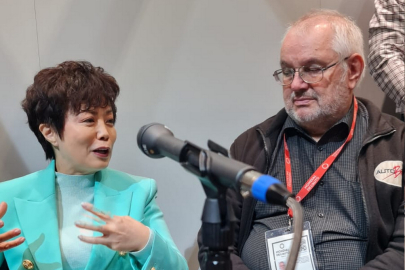 Stella Li při autosalonu v Paříži