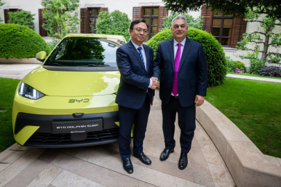 BYD Dolphin Surf - Wang Chuanfu, president BYD a Viktor Orbán, maďarský premiér