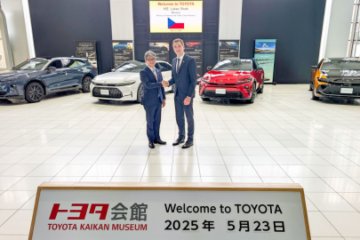 Ministr Lukáš Vlček a president a generalni ředitel Toyota Motor Corporation Koji Sato