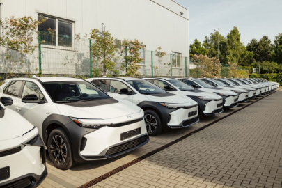 Toyota zahájila předávání elektromobilů bZ4X pro stát