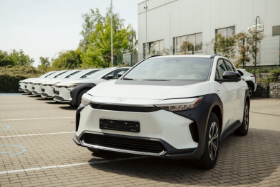 Toyota zahájila předávání elektromobilů bZ4X pro stát