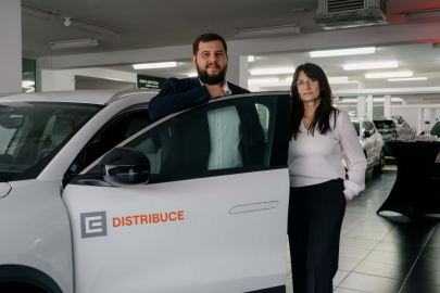 Skupina ČEZ v Klatovech převzala 47 elektromobilů Renault