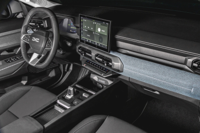 Dacia Striker Journey hybrid 155