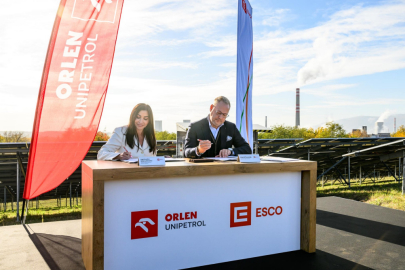 Podpis Memoranda o spolupráci - zleva Agnieszka Bobrukiewicz (ORLEN Unipetrol) a Kamil Čermák (ČEZ ESCO)