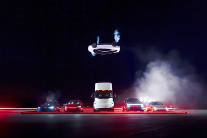 Tesla Roadster létá