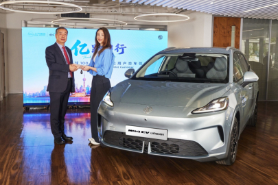 William Wang při předání 100miliontého vozidla z produkce SAIC