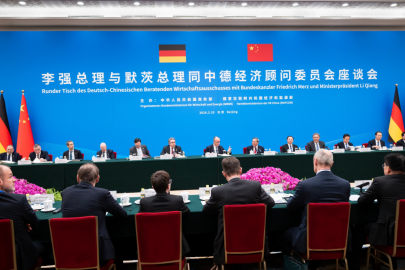 Kulatý stůl s kancléřem Friedrichem Merzem a ministrem Li Čchiangem