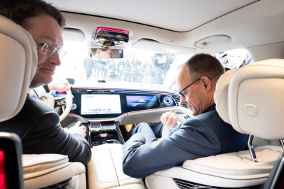 Kancléř Merz v Číně vyzkoušel autonomní řízení Mercedesu třídy S