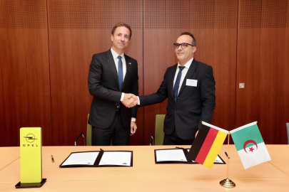 Generální ředitel Opelu Florian Huettl a Mohamed Fawzi El Kabir, výkonný ředitel místního partnera AGM Holding