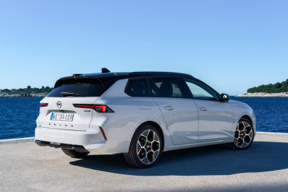 Opel Astra ST Hybrid