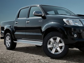 Dezent TJ na Toyotě Hilux