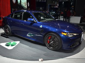 Alfa Romeo Giulia QV MY 2017 v LA