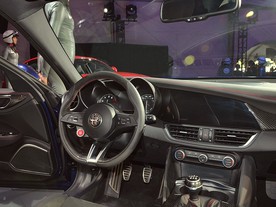 Alfa Romeo Giulia QV MY 2017 v LA