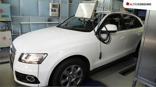 Audi Q5 při měření v laboratoři na válcích