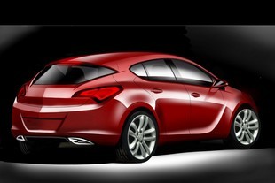 Na zádi se objevují citace z Kadettu B