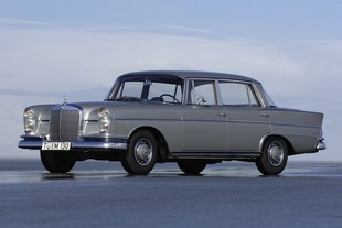 Mercedes-Benz 220