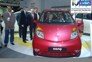 Ratan Tata představuje model Nano ve verzi pro ženy