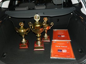 Auto roku 2012 - vzácný obsah zavazadelníku Fordu Focus