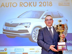 Generální ředitel Škoda Auto ČR Luboš Vlček s vítěznou trofejí