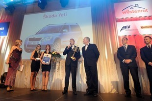 Předseda představenstva společnosti Škoda Auto Reinhard Jung přebírá ocenění Auto roku 2010 v ČR